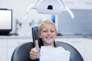 chłopiec na fotelu dentystycznym